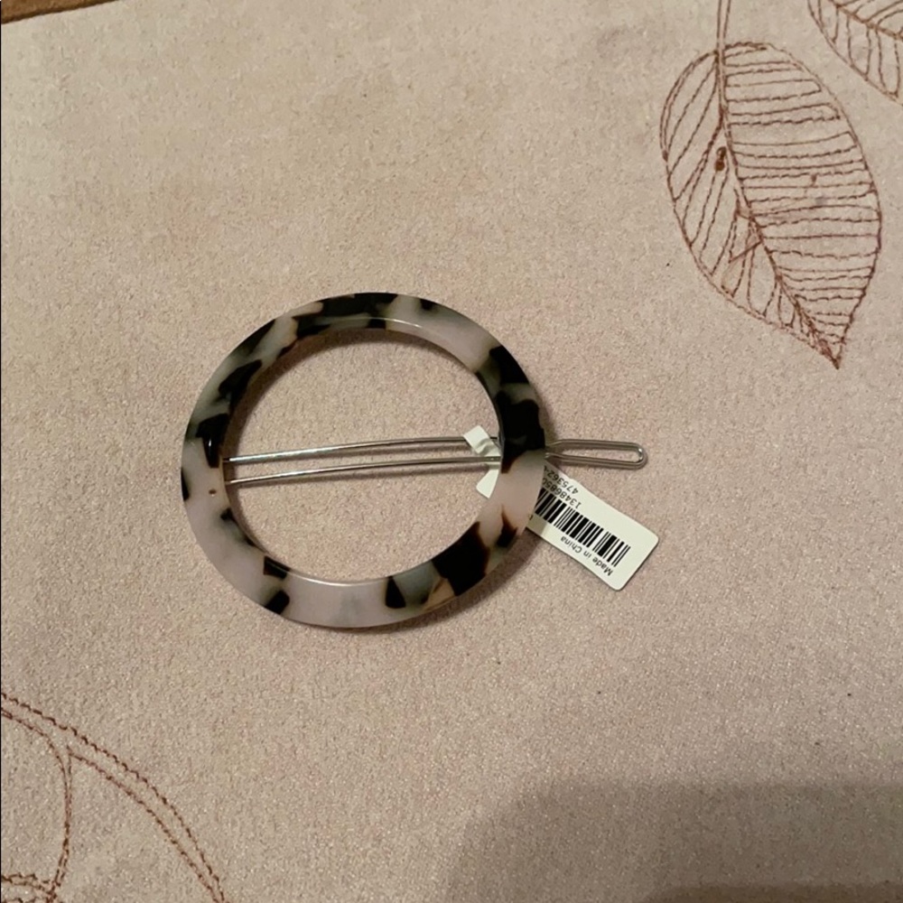 Banana Republic Tortoise Circle Clip